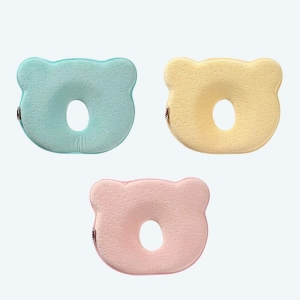 Oreiller doux pour nouveau-né un rose, un vert et un jaune avec un fond blanc