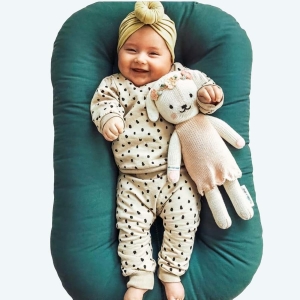 Berceau portable pour bébé avec le bébé sûr le berceau