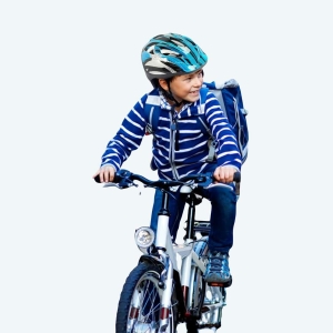 Joli casque de vélo de sécurité pour enfant avec un garçon qui fait du vélo avec le casque sur la tête