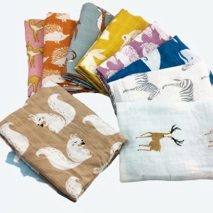 Couverture en mousseline pour bébé avec plusieurs motifs différents