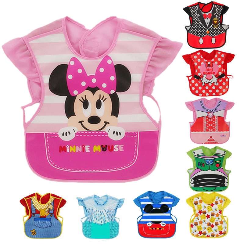Bavoir imperméable et réglable avec un fond blanc et plusieurs motifs de Disney