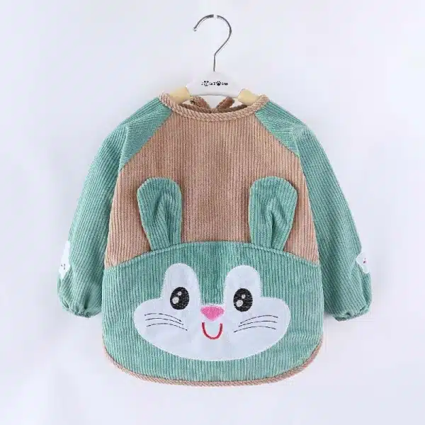 Tablier à motif lapin vert et marron pour enfants avec un fond blanc