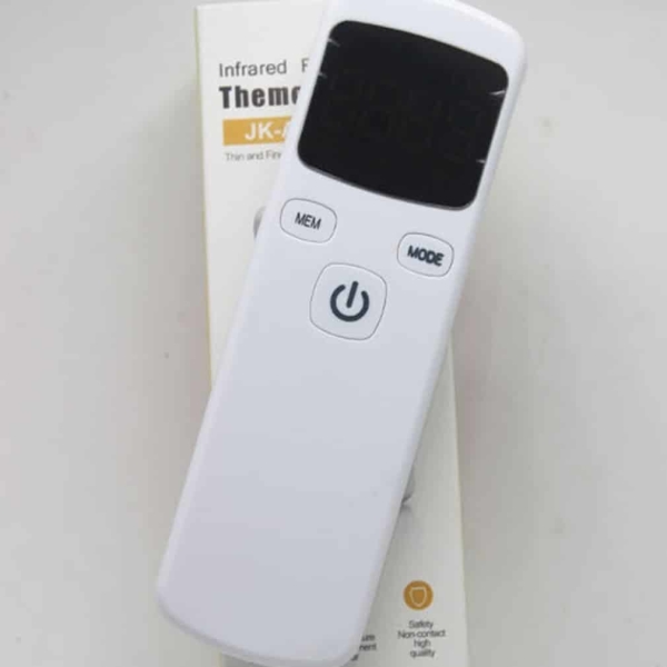 Thermomètre frontal numérique pour bébé avec un fond blanc