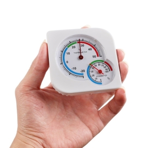 Mini thermomètre pour chambre d'enfant avec un fond blanc