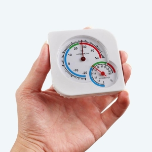 Mini thermomètre pour chambre d'enfant avec un fond blanc