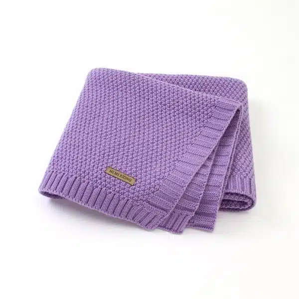 Couverture tricotée et décontractée pour bébé violet avec un fond blanc