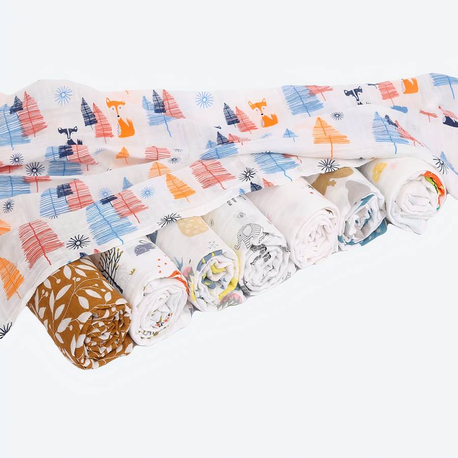 Couverture à langer en coton avec un fond blanc