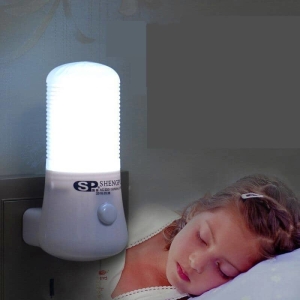 Veilleuse à lampe LED avec un bébé qui dort
