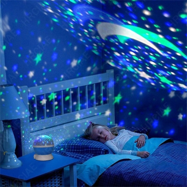 Projecteur LED rotative avec un fond d'une chambre de petite fille