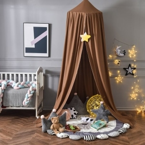 Moustiquaire pour berceau de bébé dans une chambre d'enfant avec un lit et plusieurs objets de décorations