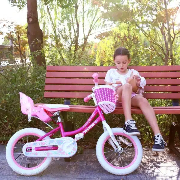 Siège de vélo pour enfant avec un enfant qui est sur un banc