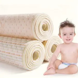 Tapis à langer imperméable en coton beige avec un bébé qui sourit