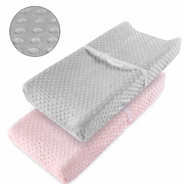 Couverture de matelas à langer pour bébé gris et rose avec un fond blanc