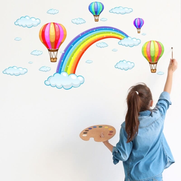 Autocollants muraux en forme de ballon d'air chaud et de nuage avec une petite fille qui dessine
