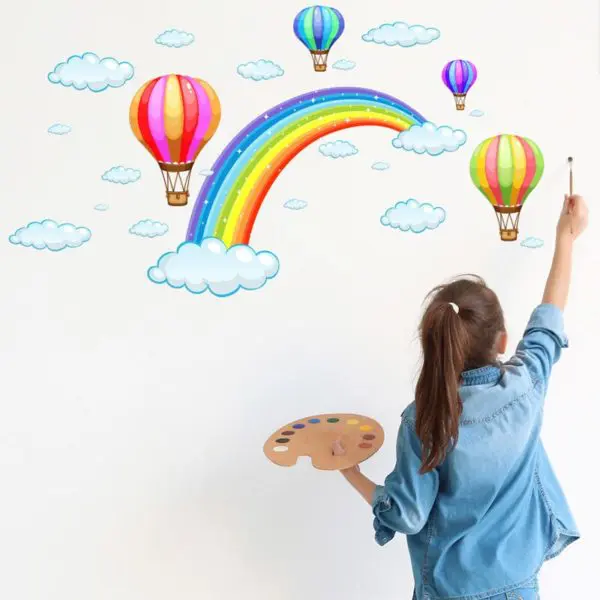 Autocollants muraux en forme de ballon d'air chaud et de nuage avec une petite fille qui dessine