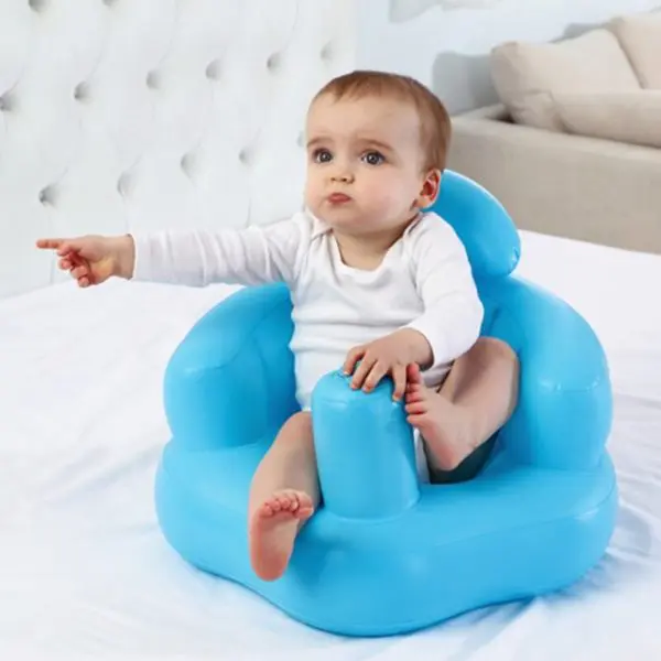 Siège d'apprentissage gonflable pour bébé bleu avec un bébé tout mignon sur le siège