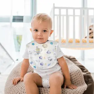 Bavoir en polyester à motif dessin animé avec un bébé tout mignon qui le porte