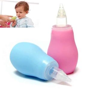Aspirateur nasal en silicone pour bébés en rose et bleu avec un fond blanc