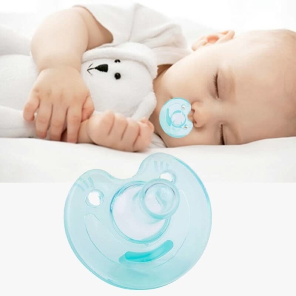 Sucette factice infantile bleu avec un bébé qui dort avec