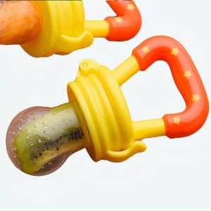 Sucette pour tout-petits jaunet et orange avec un fond marron