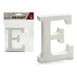 Lettre E décorative en bois avec un fond en blanc
