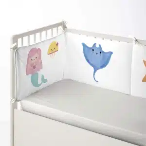 Tour de berceau Sirène dans un lit de bébé avec un fond blanc
