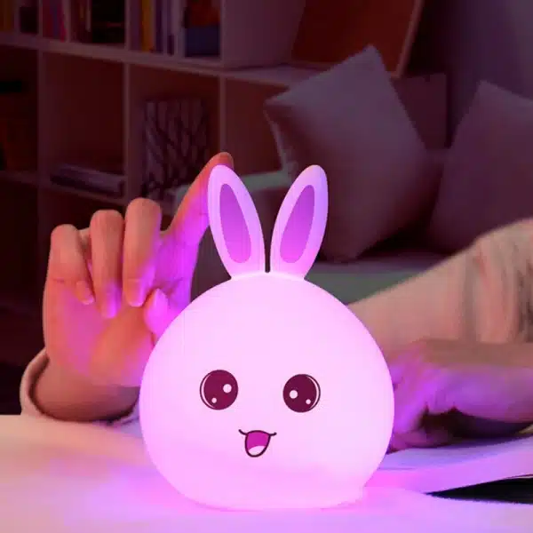 Une veilleuse LED rose en forme de lapin pour enfant