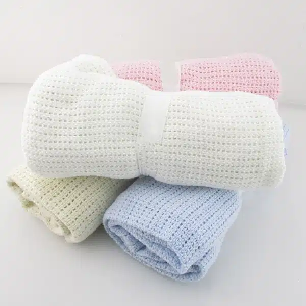 Quatre couvertures en coton pour bébé en couleur neutre et un fond blanc