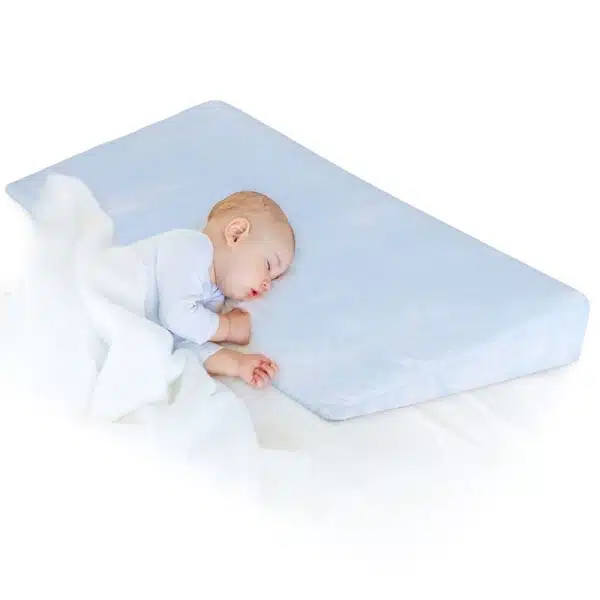 Cale positionneur de sommeil pour bébé avec un bébé qui dort et un fond blanc
