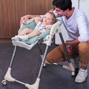 Chaise haute multifonction pour bébé avec un bébé sûr la chaise