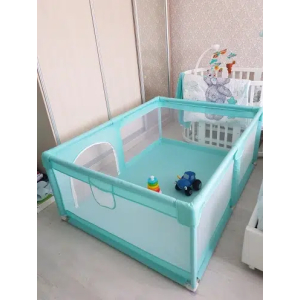 Un parc bébé pour tout-petit bleu dans une chambre de bébé