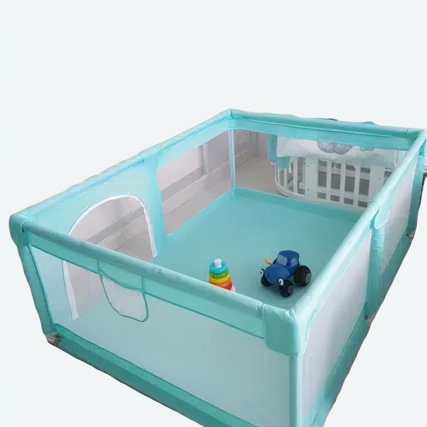 Un parc bébé pour tout-petit bleu dans une chambre de bébé