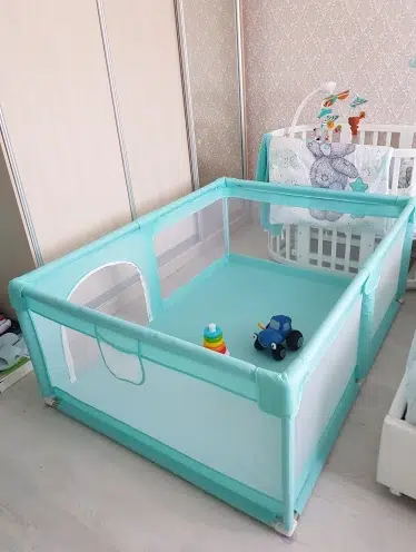 Un parc bébé pour tout-petit bleu dans une chambre de bébé