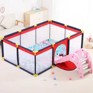 Un parc de jeu intérieur pour bébé avec des boules de jeux à l'intérieur