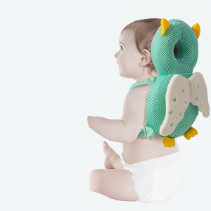 Bébé portant un coussin de protection antichute sur le dos avec plusieurs coloris disponibles sur le coté gauche