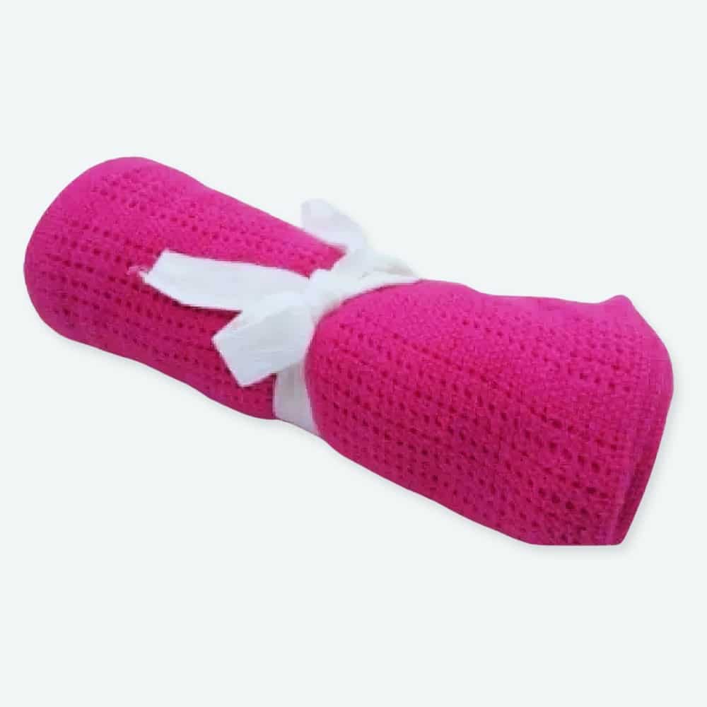 couverture en coton pour bébé en couleur rouge et un fond bleu clair