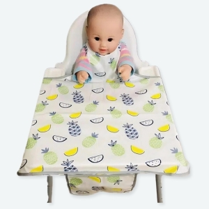Imade d'une Ensemble de bavoir et de couverture de table pour bébé avec une poupée qui s'assoit sur une chaise à bébé