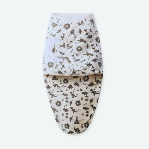 Sac de couchage en motif dessin animé pour bébé avec un fond en blanc