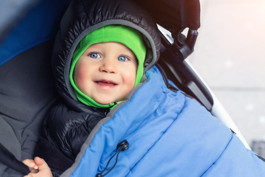 bébé dans sa poussette Areubb