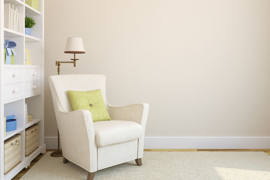 un fauteuil dans la chambre de bébé 