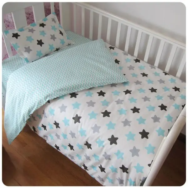 Kit de linge de lit pour berceau bleu avec des étoiles