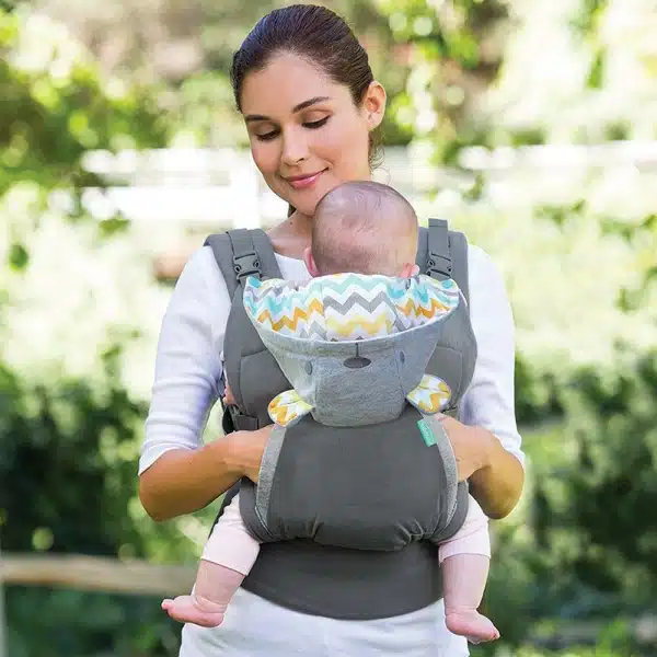 Tabouret de voyage ergonomique pour bébé avec un fond vert et une maman avec son bébé dans le tabouret