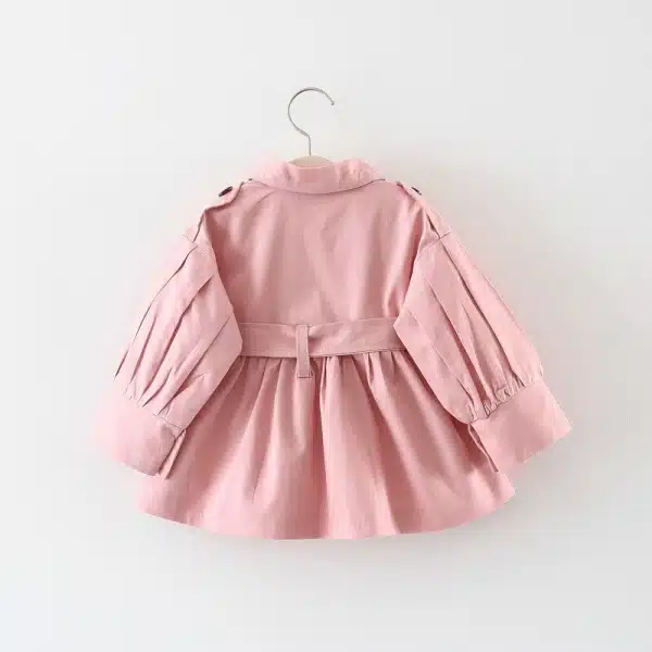 Veste à manches longues rose pour bébé avec un fond blanc