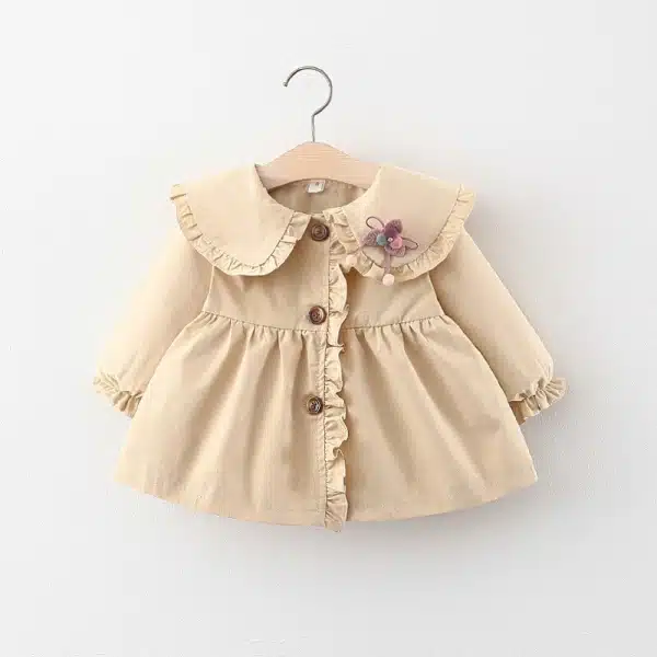 Veste de petite fille à manches longues beige avec un fond blanc