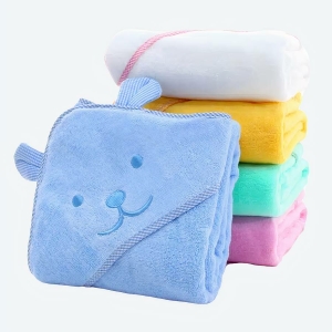 Serviette de bain pour nouveau-né avec plusieurs coloris différents et un fond blanc