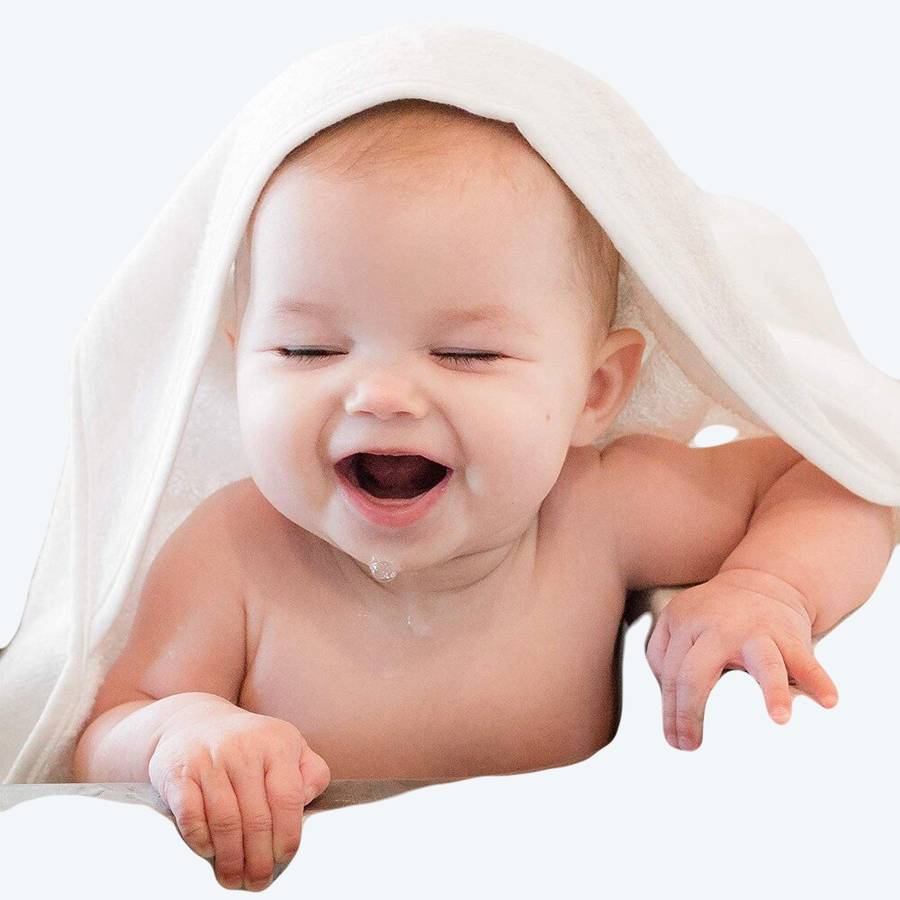 Ensemble de serviettes à capuche et de gant de toilette pour bébé avec un bébé qui rigole