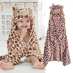 Peignoir à capuche en forme de girafe pour bébé avec un bébé qui porte le peignoir