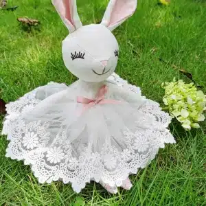 Doudou en forme de lapin pour bébé dans un jardin