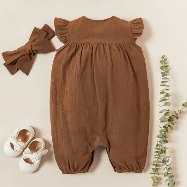 Ensemble 2 pièces pour bébé de 3 à 18 mois marron avec un fond beige