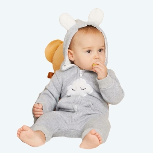 Grenouillère à capuche pour bébé avec un bébé qui porte l'ensemble